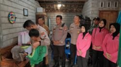 Polres Kediri Sambangi Marfel, Bocah Kelas 5 SD yang Berjuang Rawat Ibunya