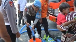 Polres Bondowoso Distribusikan Air Bersih Bantu Warga Taman Krocok Hadapi Kemarau Panjang