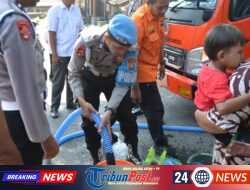 Polres Bondowoso Distribusikan Air Bersih Bantu Warga Taman Krocok Hadapi Kemarau Panjang