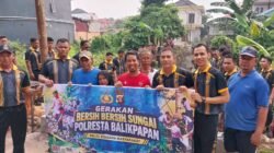 ANTISIPASI BANJIR POLRESTA BALIKPAPAN DAN WARGA GOTONG ROYONG BERSIHKAN DRAINASE