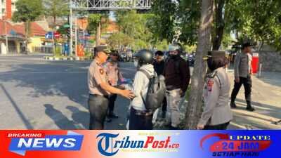 Bidkum Polda Jatim Turun ke Jalan, Kabidkum Kombes Pol Taufan Dirgantoro Gaungkan “Polisi Bersama Masyarakat”
