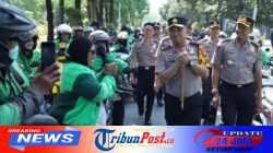 Jumat Berkah, Polda Jatim Salurkan 600 Paket Sembako untuk Pengemudi Ojol